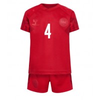 Koszulka piłkarska Dania Simon Kjaer #4 Strój Domowy dla dzieci MŚ 2022 tanio Krótki Rękaw (+ Krótkie spodenki)
